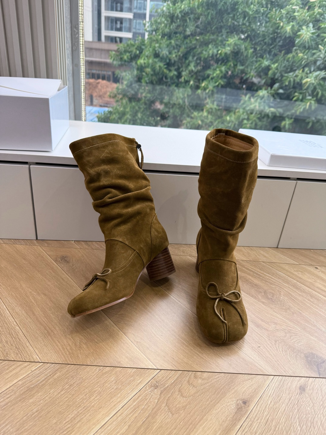 메종 마르지엘라(Maison Margiela) 타비 스웨이드 미들 부츠 신발