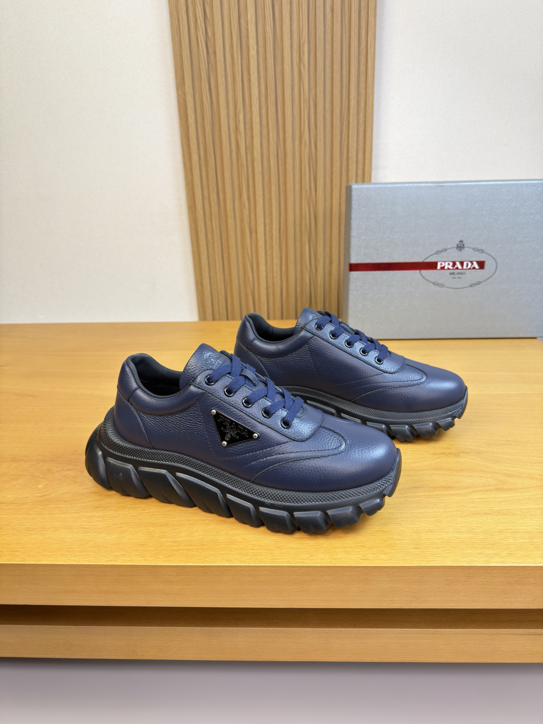PRADA 프라다 리치 소가죽 로고 스니커즈 신발