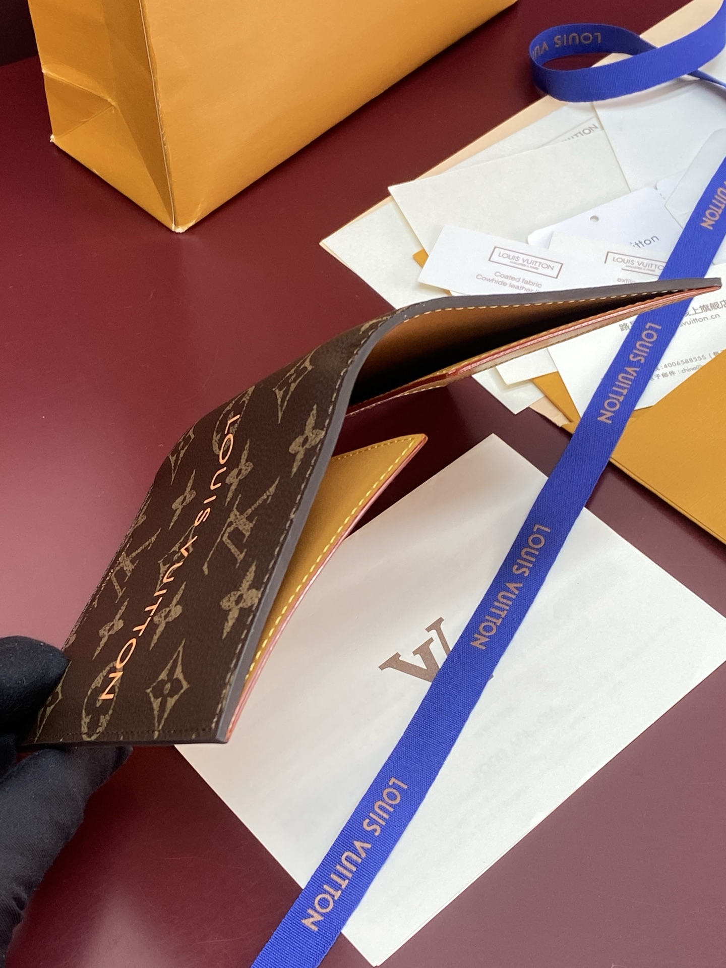[Louis Vuitton] LV 루이비통 쇼퍼백 모티브 패스포트 홀더 모노그램 (칩 내장형) 지갑 M2A491