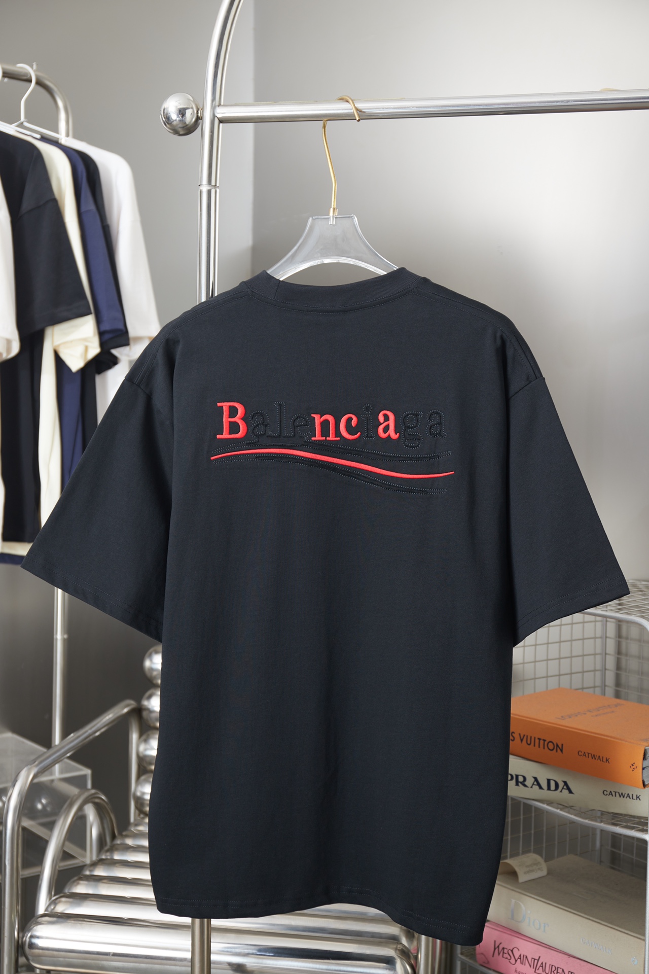 발렌시아가(BALENCIAGA) 패치 자수 로고 반팔 티셔츠 상의 의류