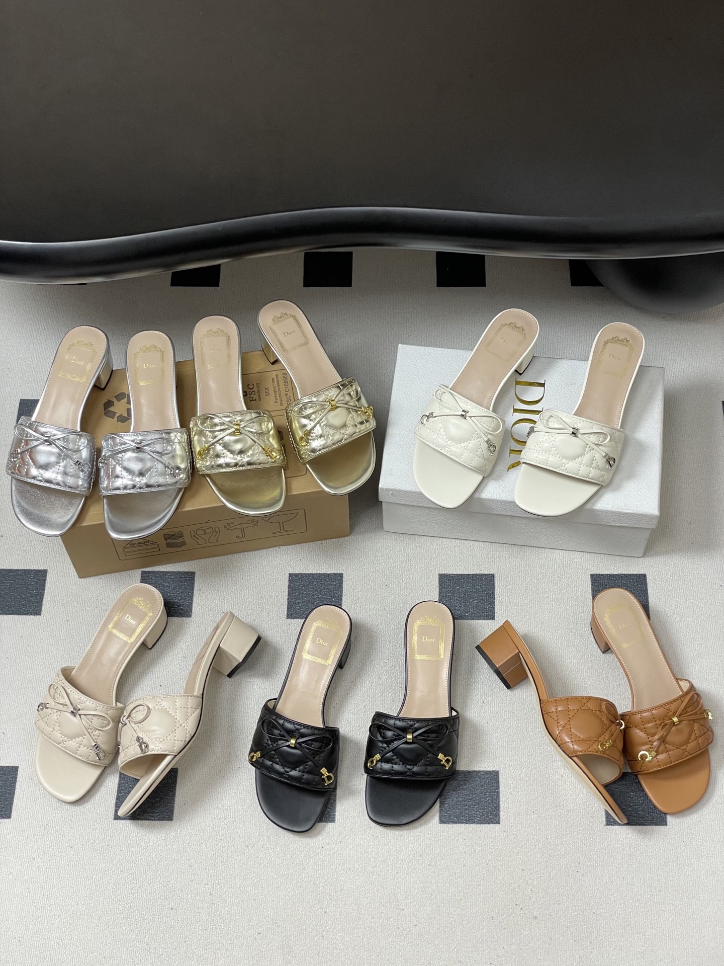 디올(DIOR) 퀼팅 리본 미들굽 슬리퍼 신발