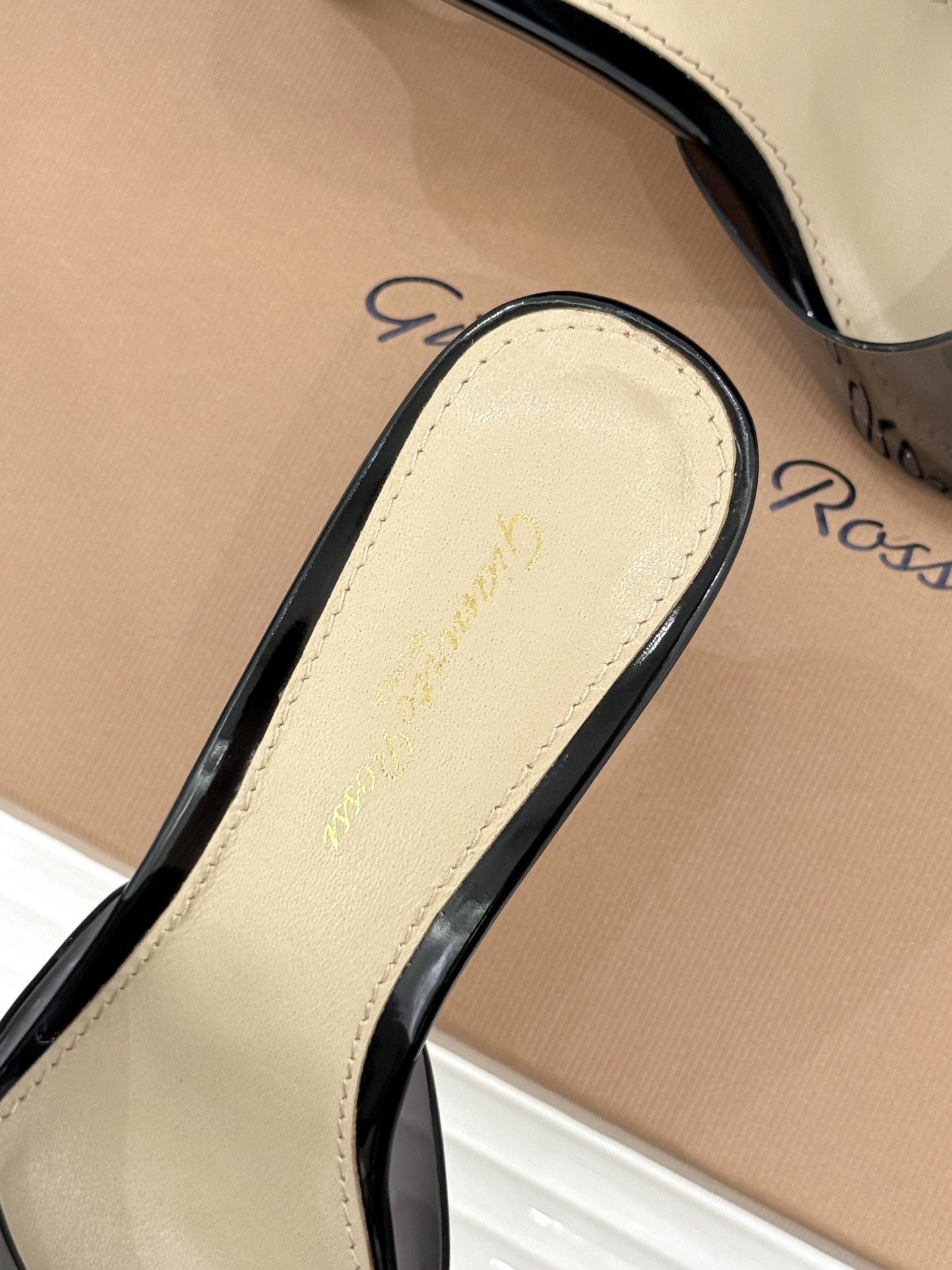지안비토 로시(Gianvito Rossi) 포인티드 토 힐 슬리퍼 신발
