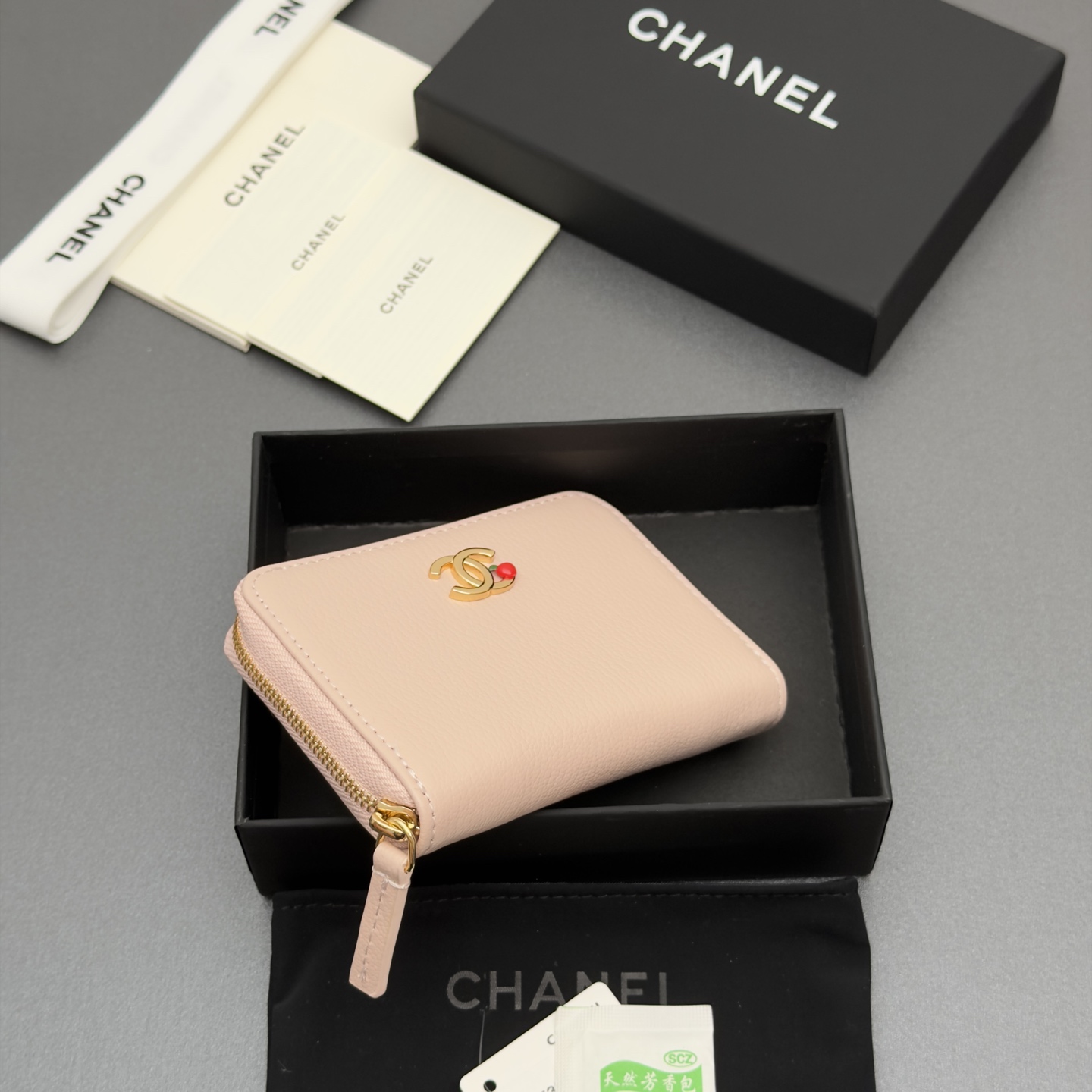 [Chanel] 샤넬 메탈 로고 지퍼 카드 지갑