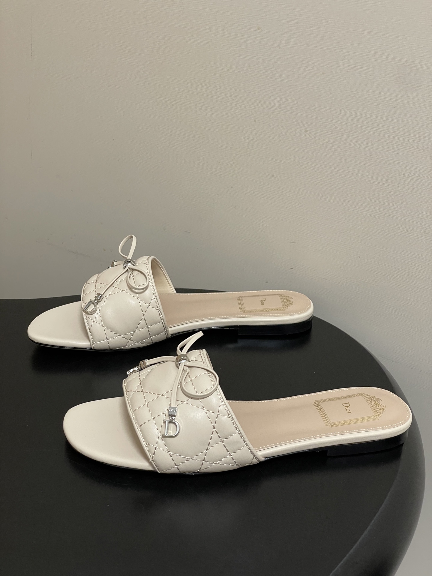 디올(DIOR) 퀼팅 리본 슬리퍼 신발