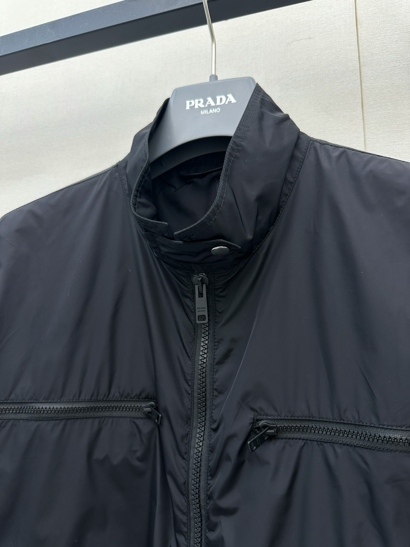 프라다(PRADA) 멀티 포켓 하이넥 나일론 재킷 상의 의류