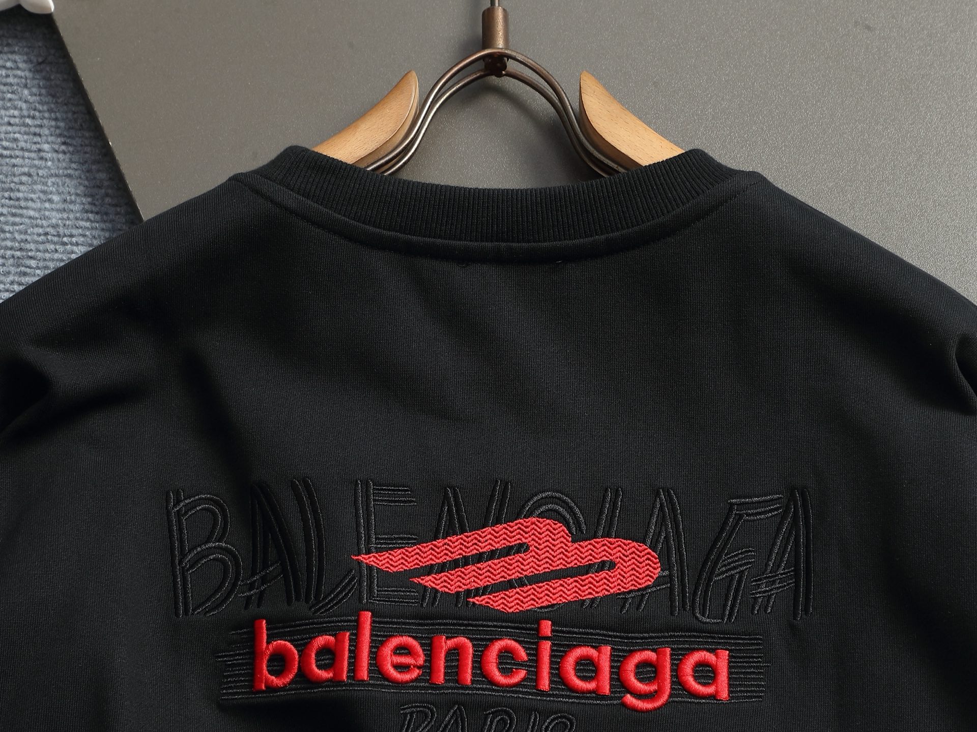 발렌시아가(Balenciaga) 배색 레터링 디스트로이드 스웨트셔츠 상의 의류