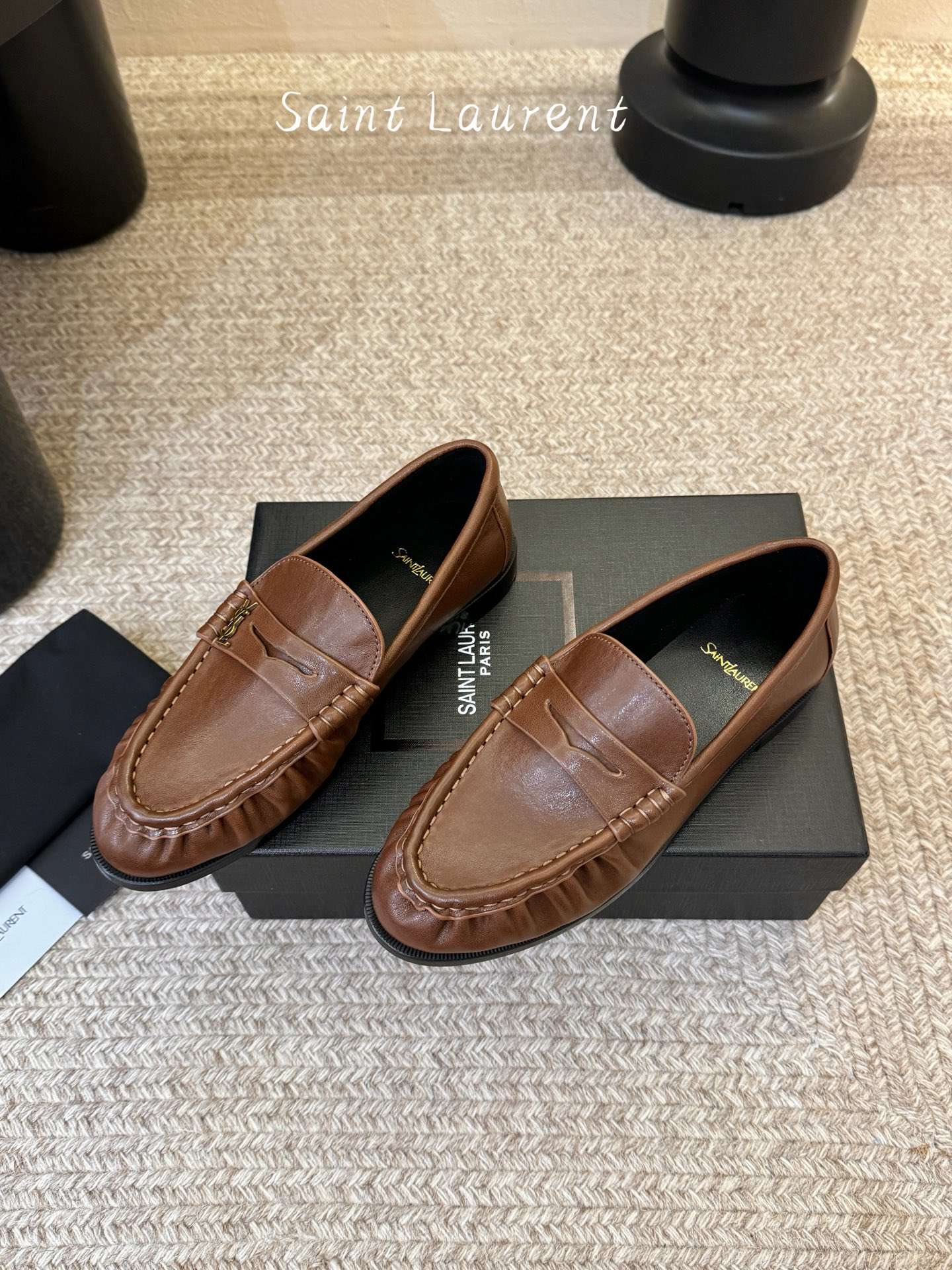 생로랑(SAINT LAURENT) 카프 레더 페니 로퍼 신발