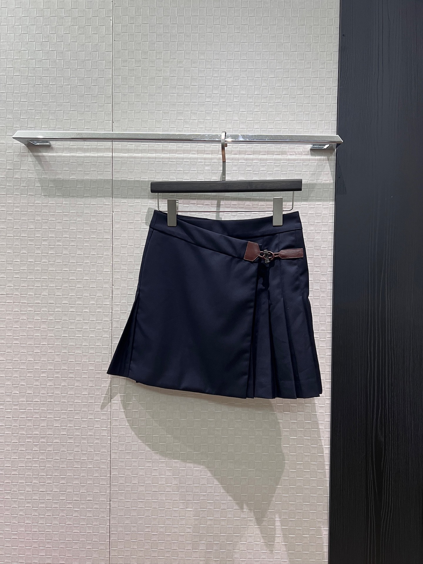 [Loewe] 로에베 26SS 비대칭 레더 버클 플리츠 스커트 치마 의류
