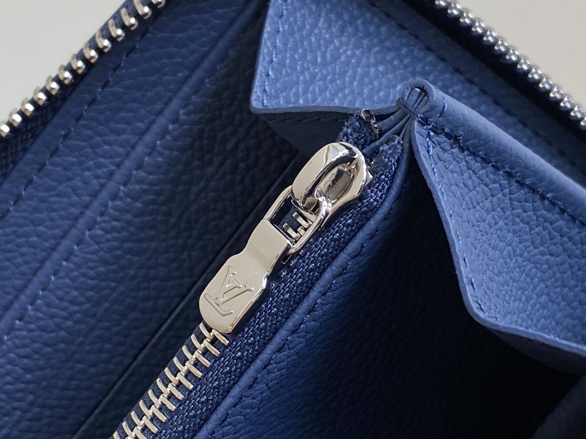 [Louis Vuitton] LV 루이비통 모노그램 마자이크 지피 월릿 호리존탈 (블루) 장지갑