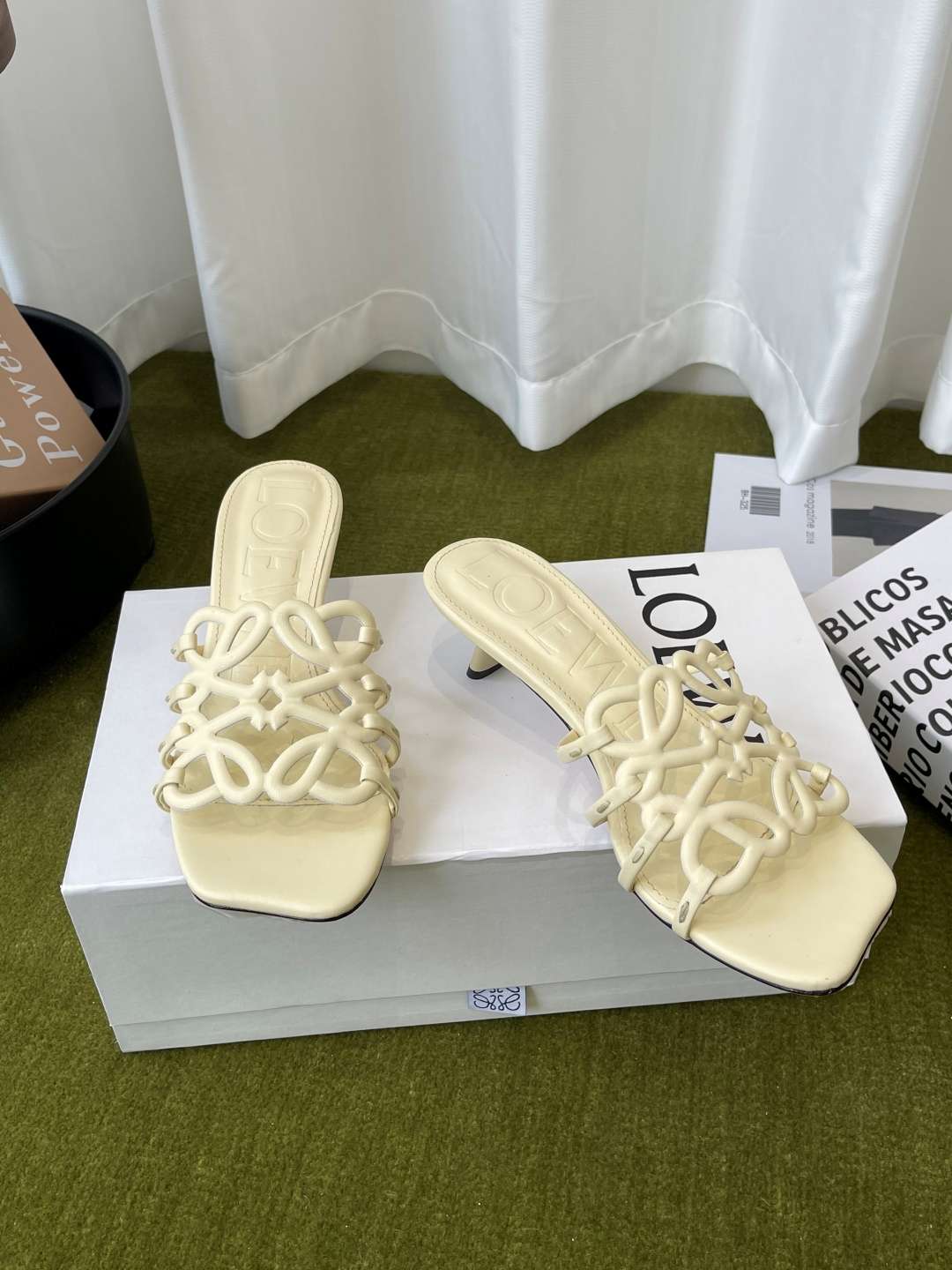 로에베(LOEWE) 아나그램 스트랩 스퀘어토 키튼힐 신발