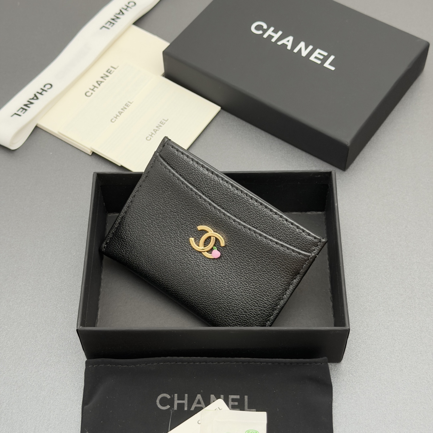 [Chanel] 샤넬 메탈 로고 레더 카드 지갑