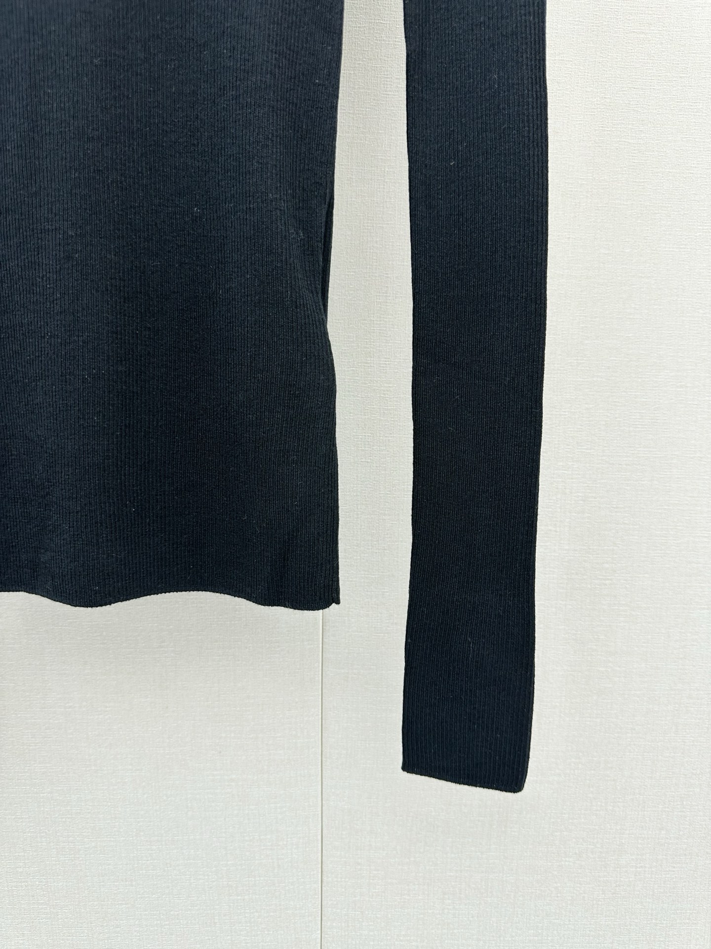 생로랑(SAINT LAURENT) 골드 로고 하프넥 실크 니트 상의 의류