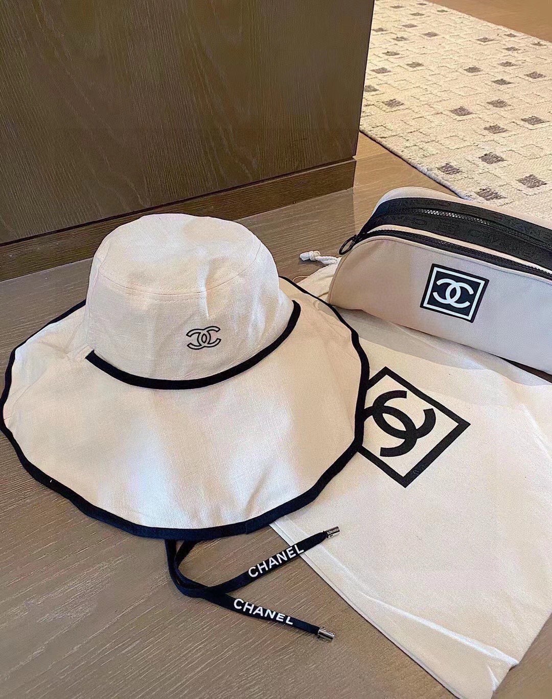 샤넬(CHANEL) 와이드 브림 버킷햇 모자