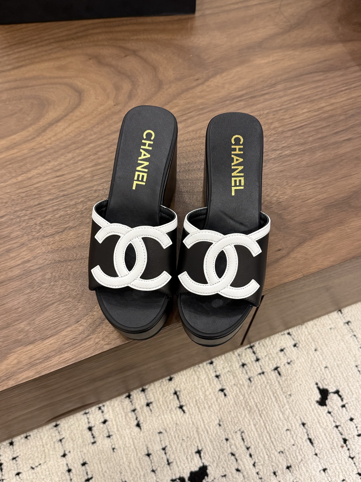 샤넬(CHANEL) 로고 플랫폼 웨지 슬리퍼 신발