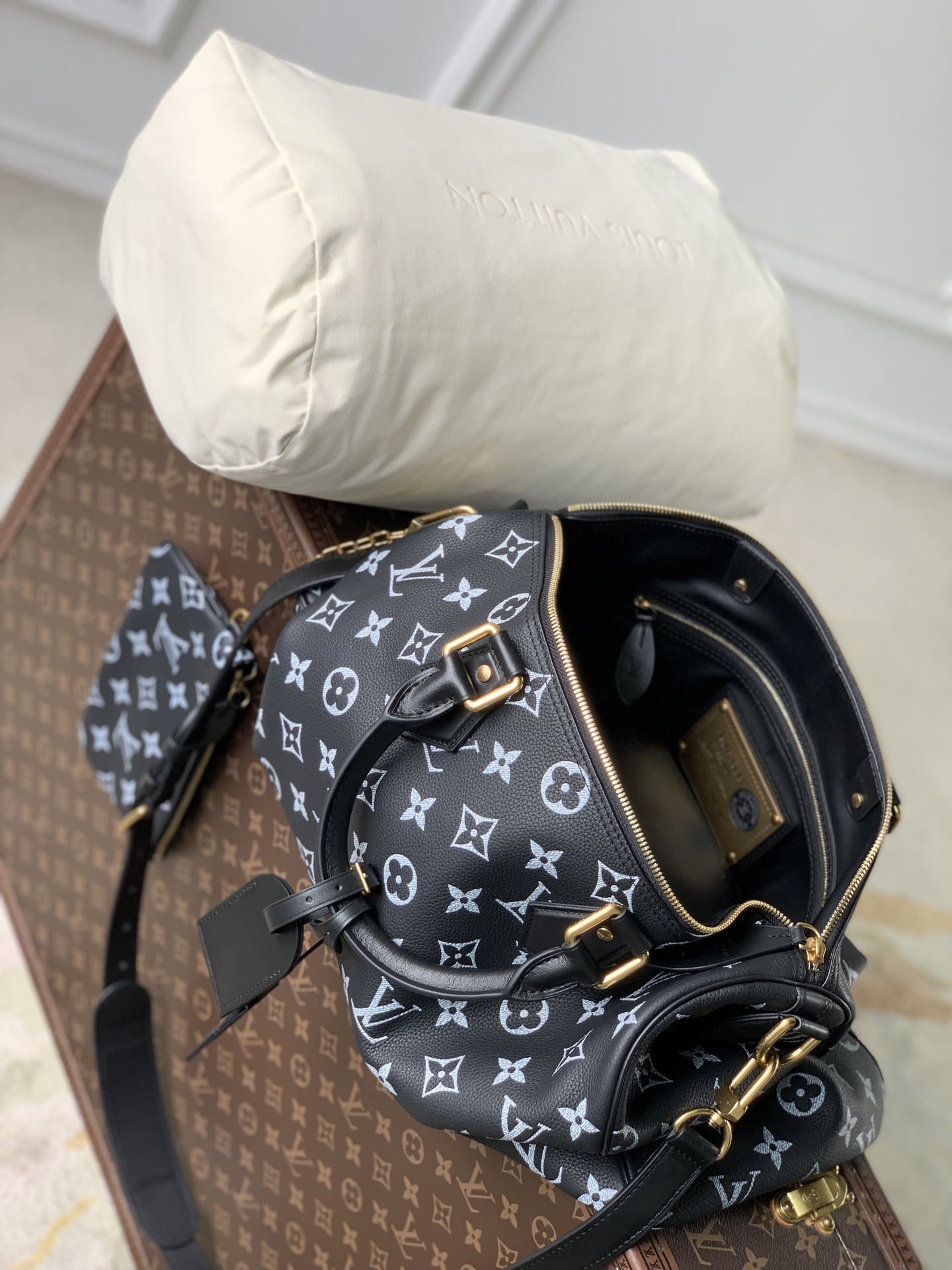 LOUIS VUITTON LV M24417 루이비통 스피디 P9 반둘리에 40 모노그램 레더 핸드백 가방