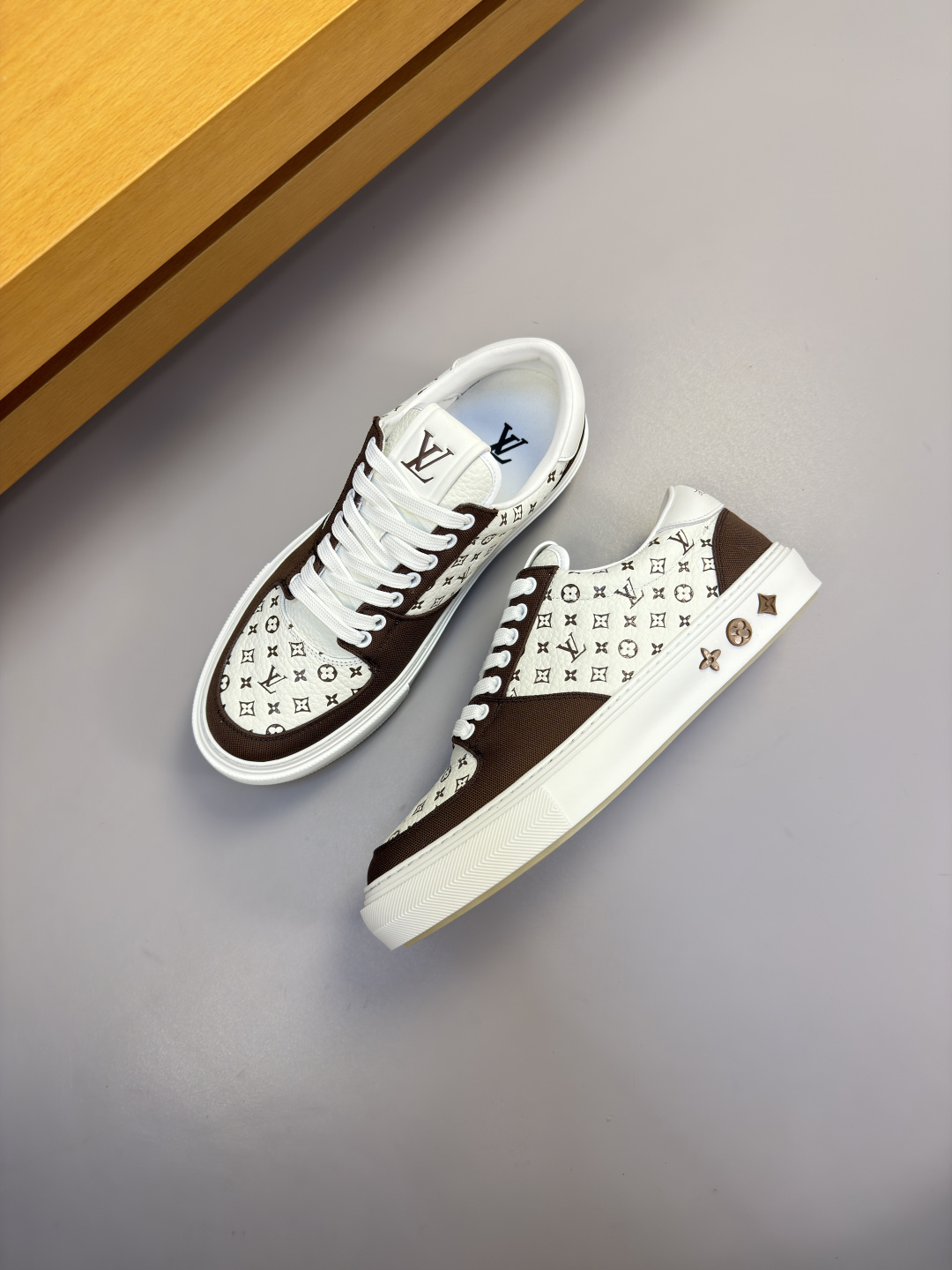 [Louis Vuitton] LV 루이비통 프리미엄 슈링크 레더 & 컬러 프린트 모노그램 스니커즈 신발