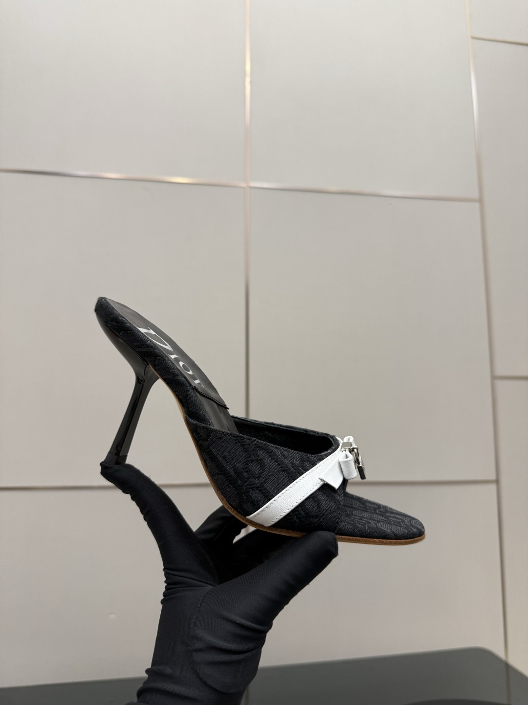 디올(DIOR) 패브릭 뮬 힐 신발