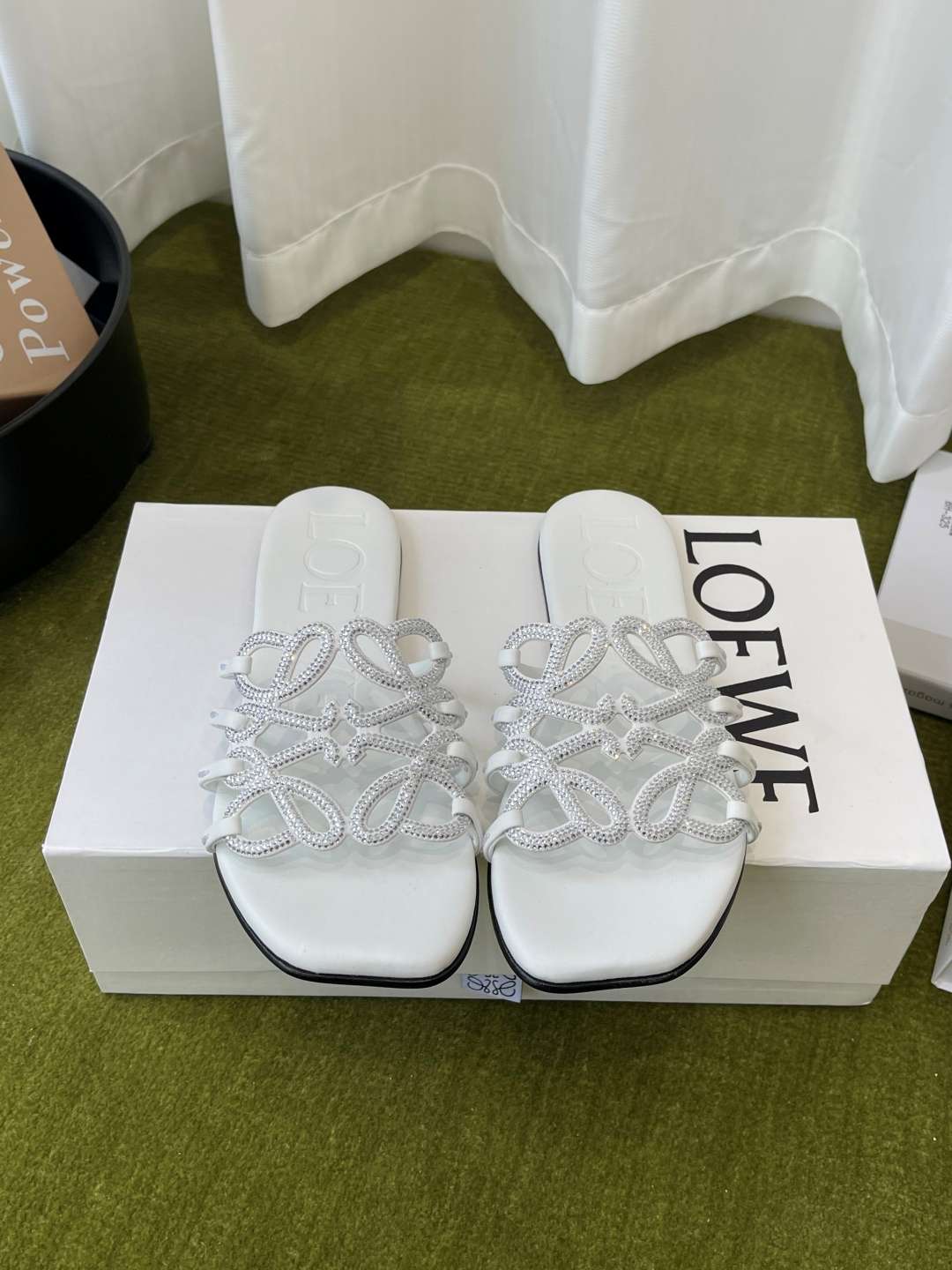 로에베(LOEWE) 라인스톤 스퀘어토 플랫 슬리퍼 신발