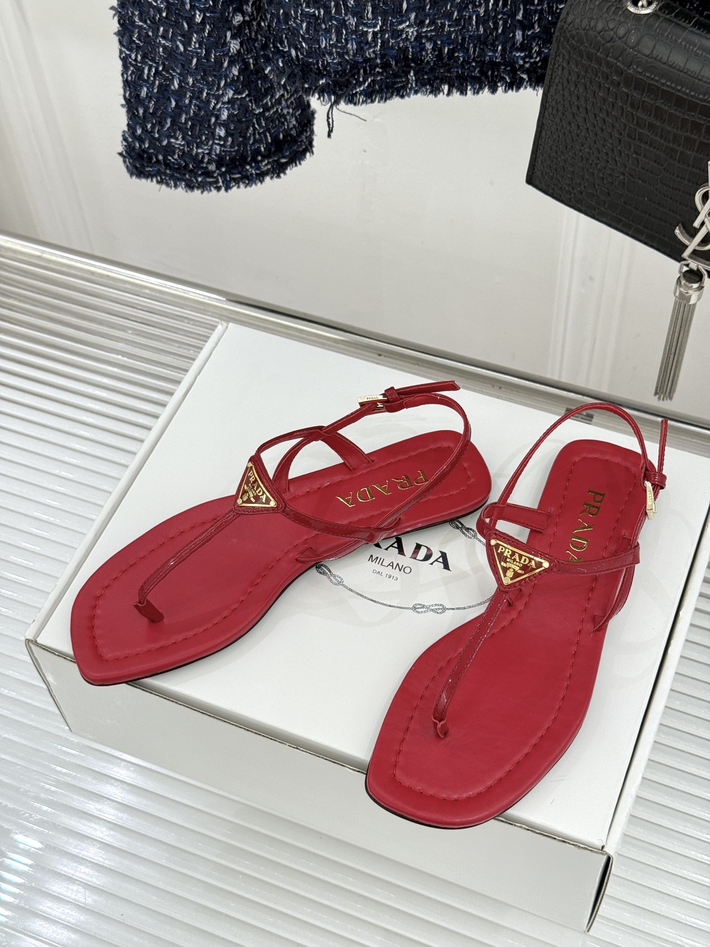 프라다(PRADA) 삼각 로고 플립플랍 샌들 신발