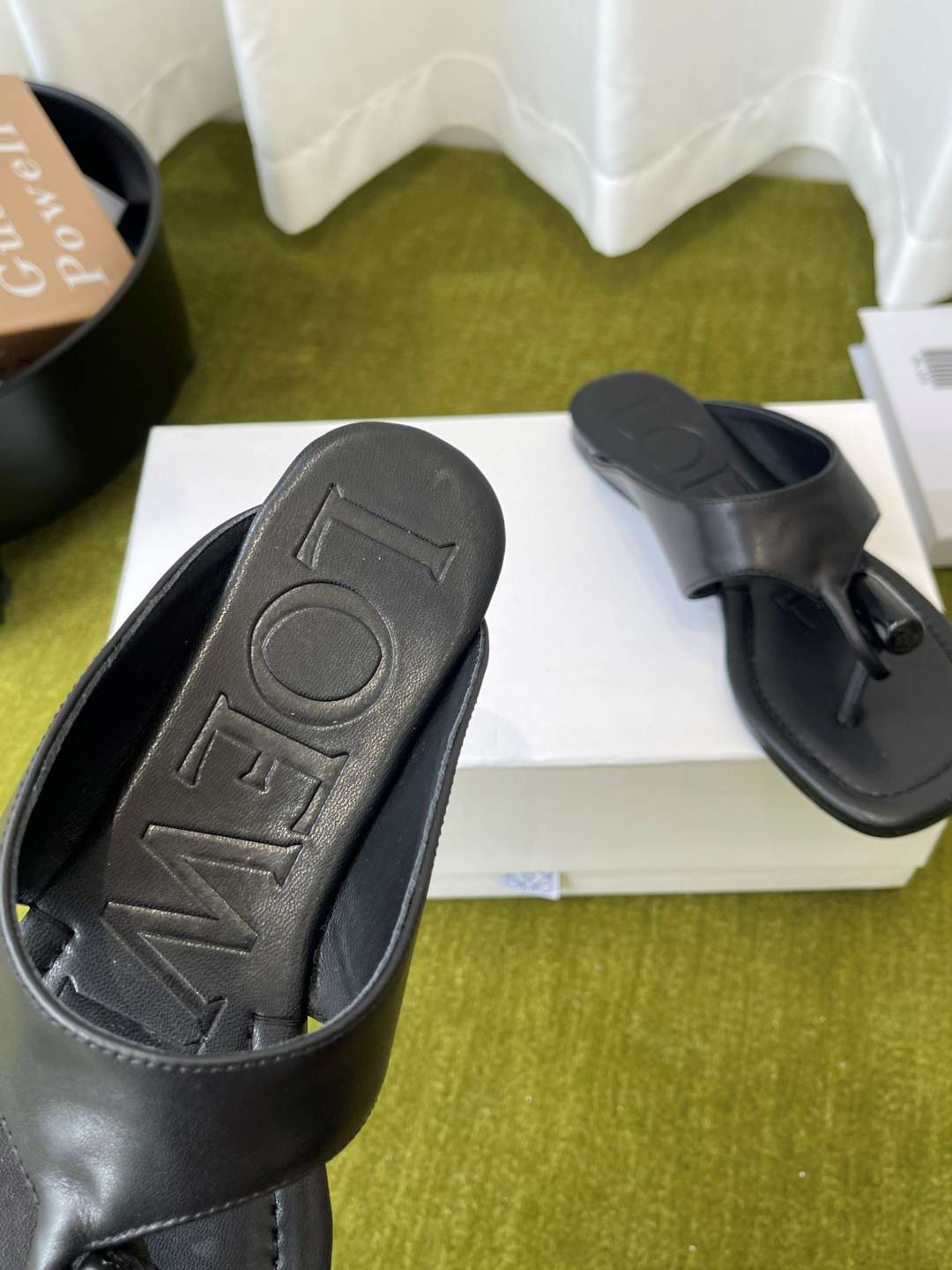 로에베(LOEWE) 토글 장식 토포스트 쪼리 스리퍼 신발
