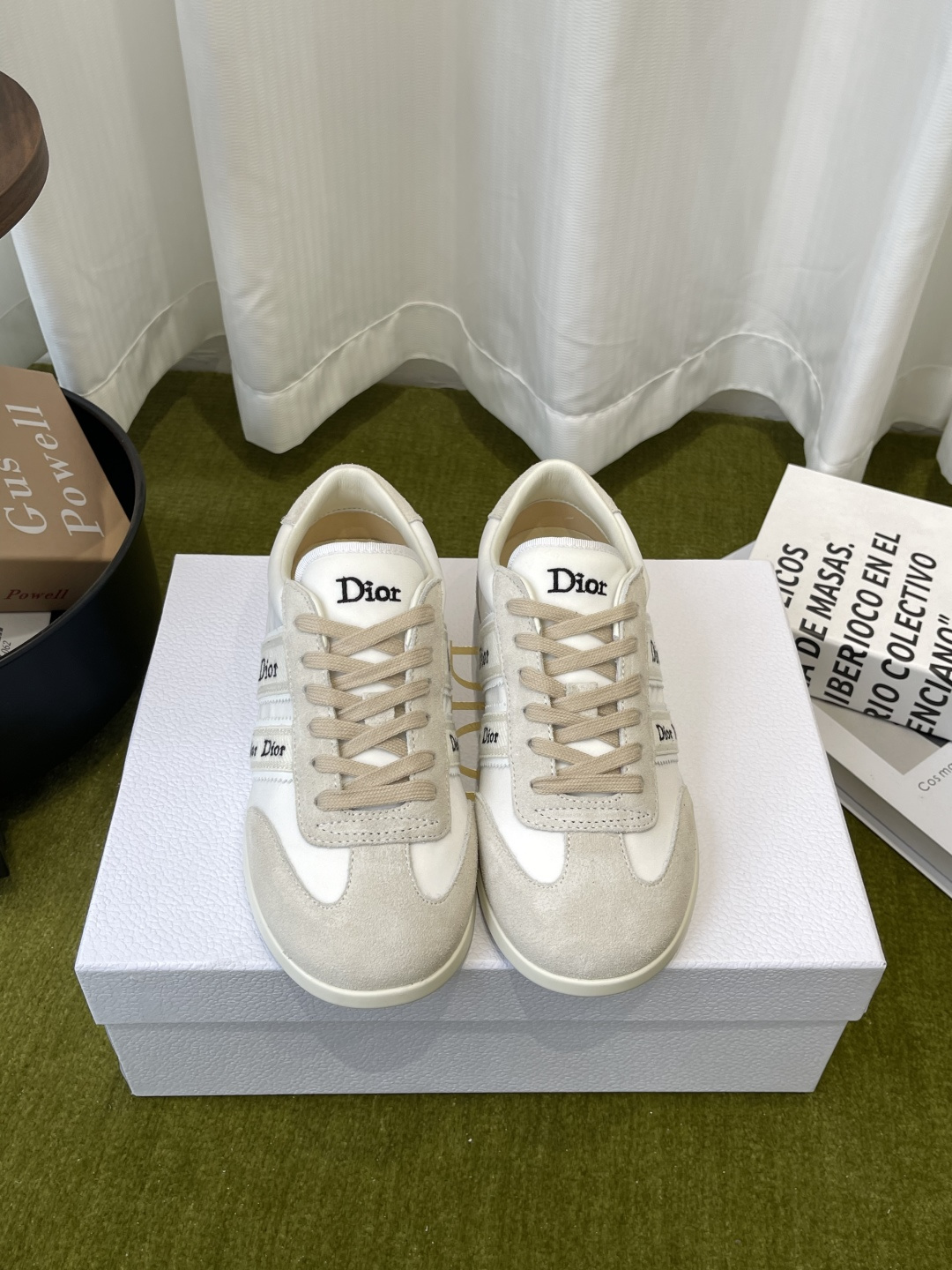 디올(DIOR) 리본 레터링 스웨이드 독일군 스니커즈 신발