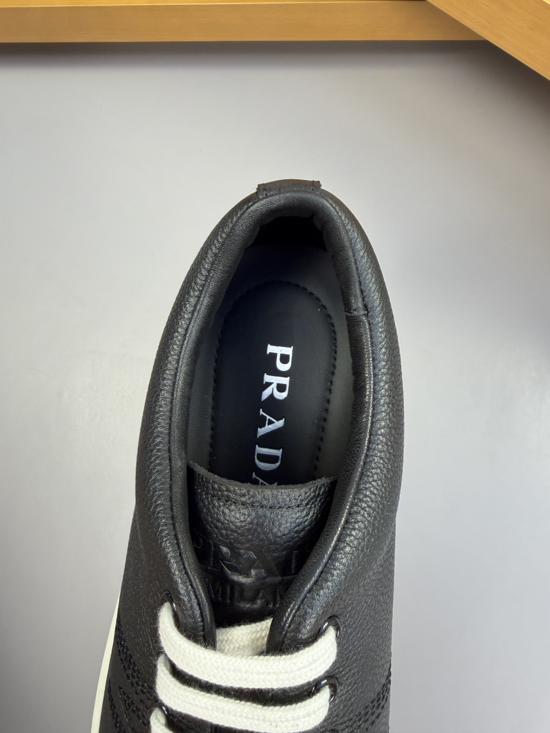 [Prada] 프라다 자수 엠블럼 리치 가죽 스니커즈 신발