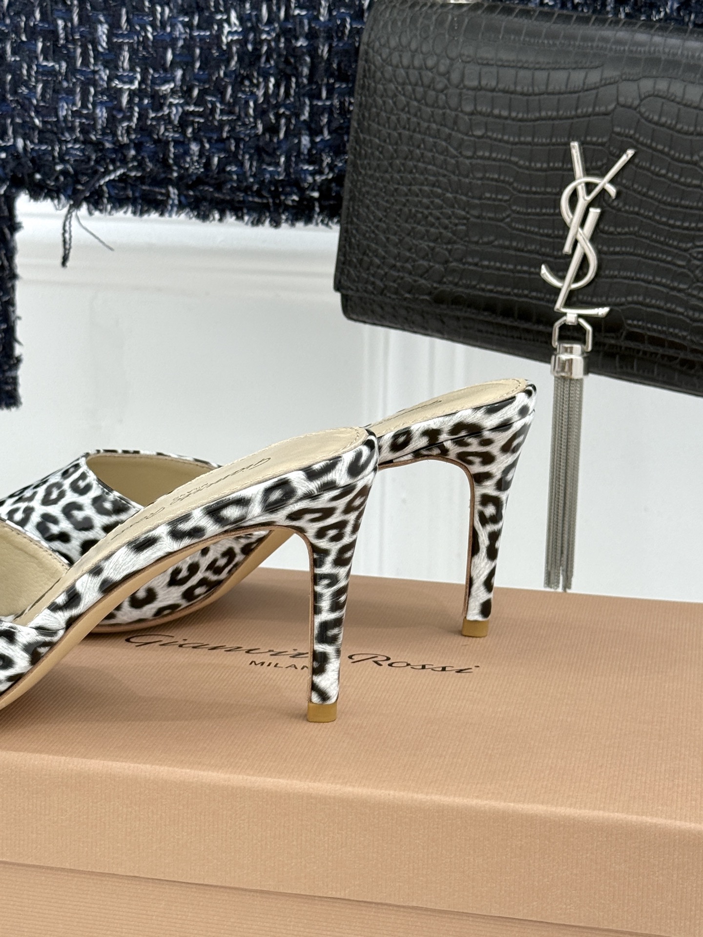 지안비토 로시(Gianvito Rossi) 슬림 포인티드 힐 슬리퍼 신발