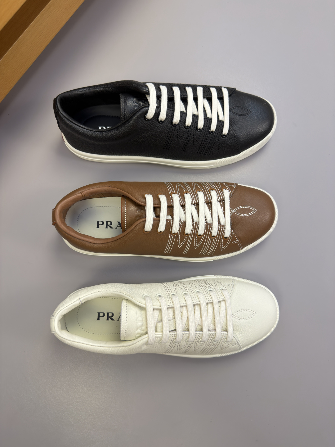 [Prada] 프라다 자수 엠블럼 리치 가죽 스니커즈 신발