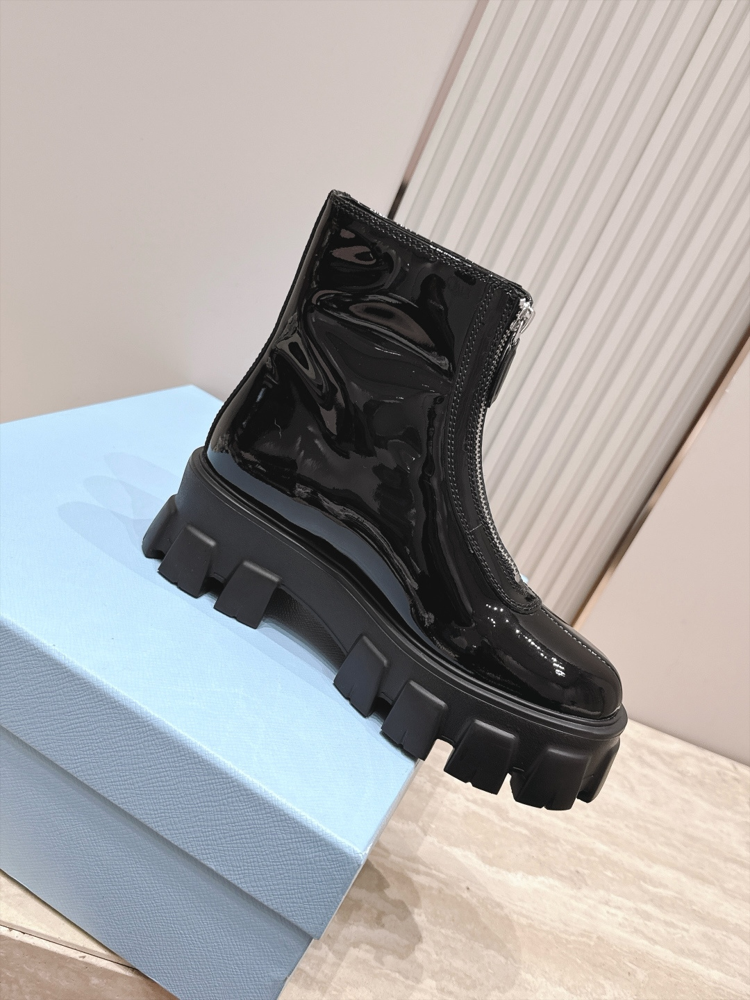 프라다(PRADA) 프론트 지퍼 플랫폼 앵클 부츠 신발