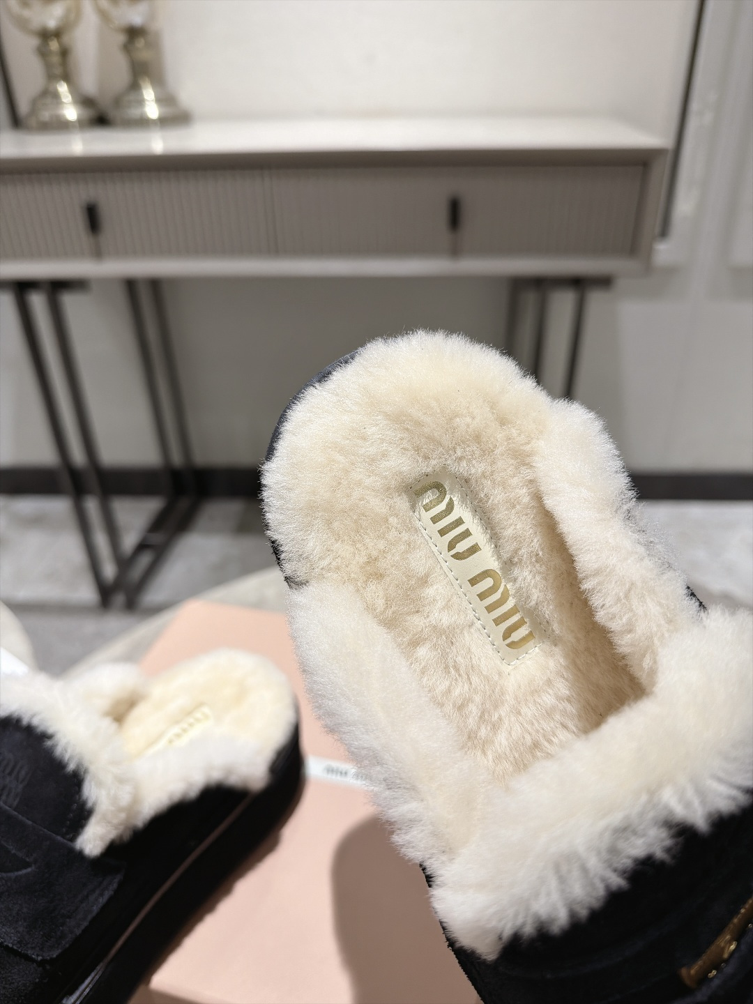 미우미우(MIU MIU) 코인 장식 시어링 플랫폼 뮬 신발
