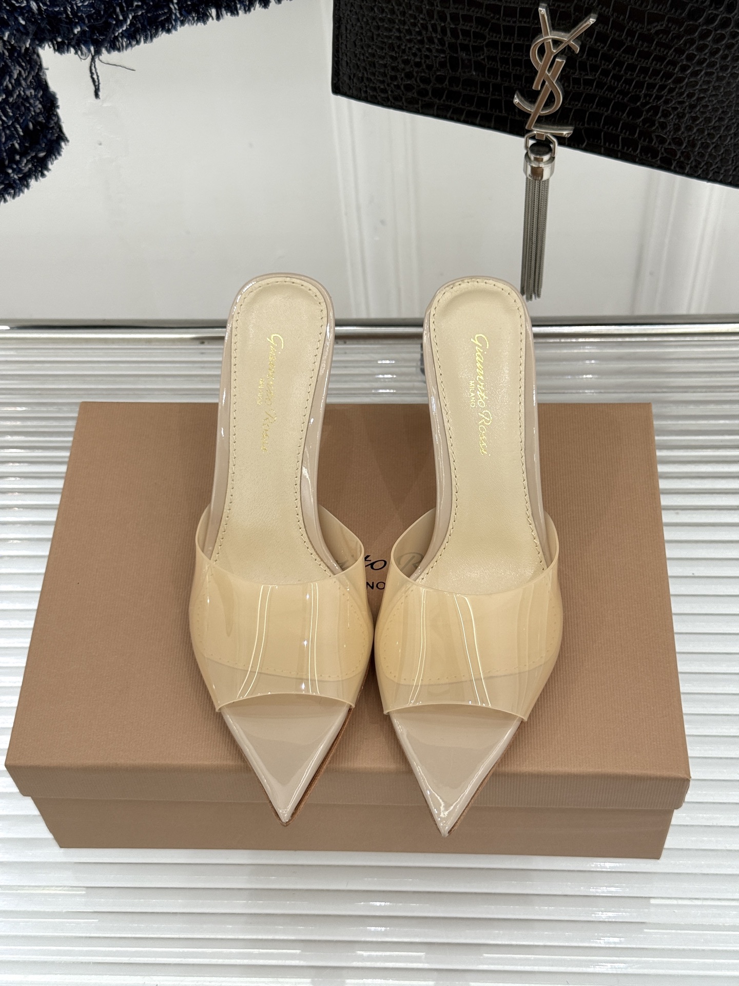 지안비토 로시(Gianvito Rossi) 포인티드 토 힐 슬리퍼 신발