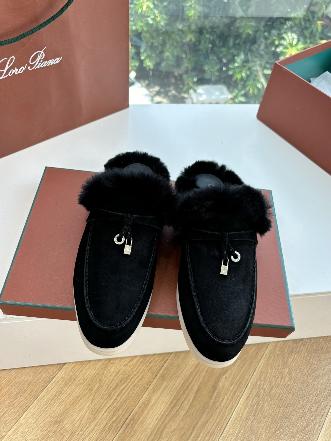 로로피아나(Loro Piana) 커플 퍼 트리밍 스웨이드 뮬 슬리퍼 신발