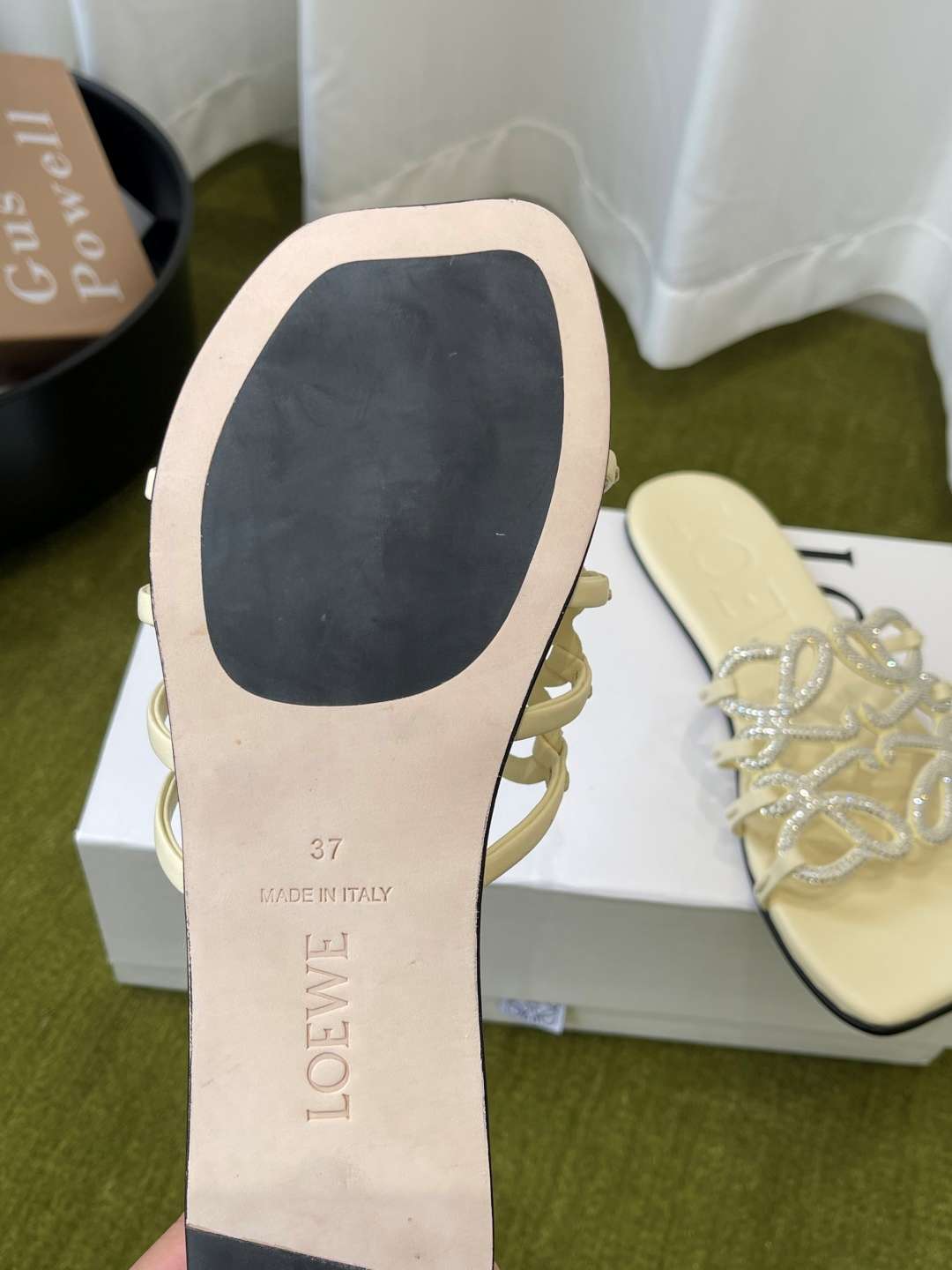 로에베(LOEWE) 라인스톤 스퀘어토 플랫 슬리퍼 신발