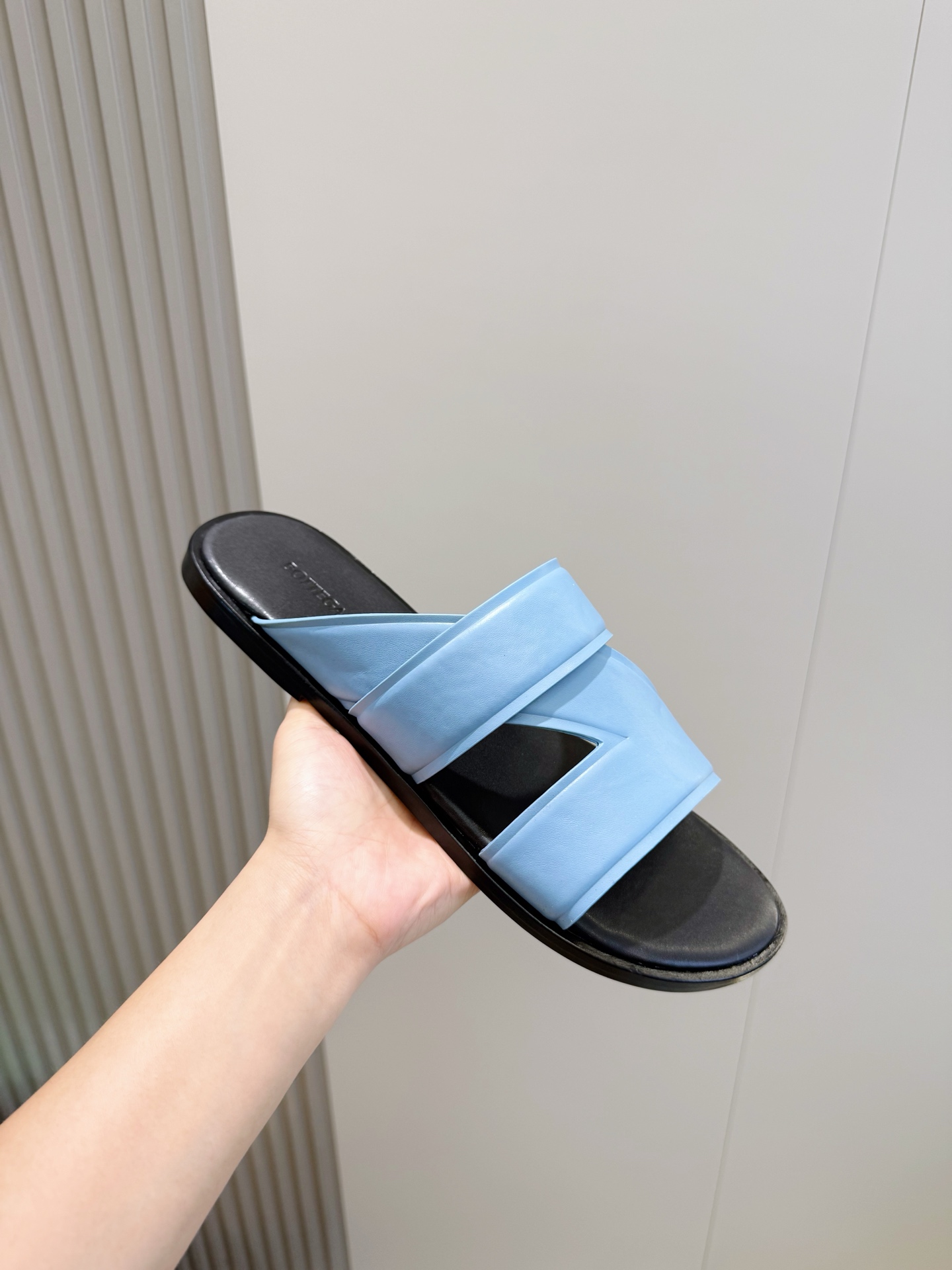 [Bottega Veneta] BV 보테가 베네타 웨이브 인트레치아토 레더 뮬 / 슬라이드 슬리퍼 신발