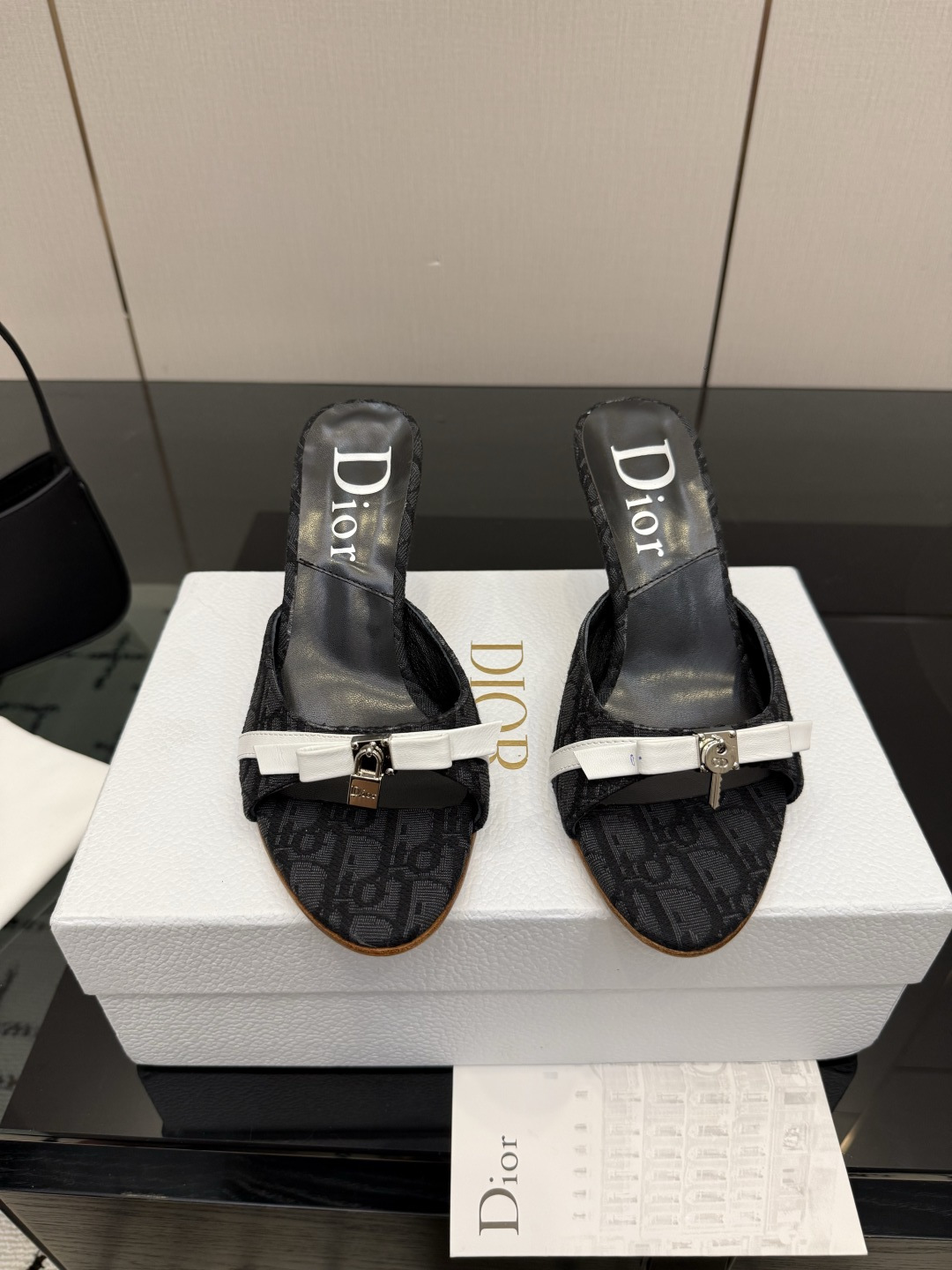디올(DIOR) 패브릭 뮬 힐 신발