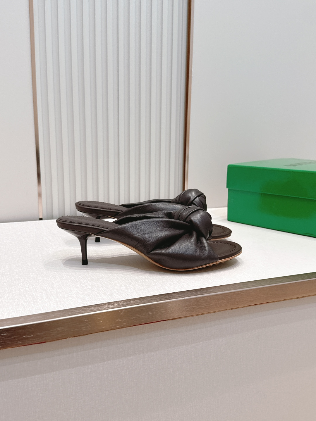 보테가 베네타(BOTTEGA VENETA) 체리 트위스트 뮬 힐 신발