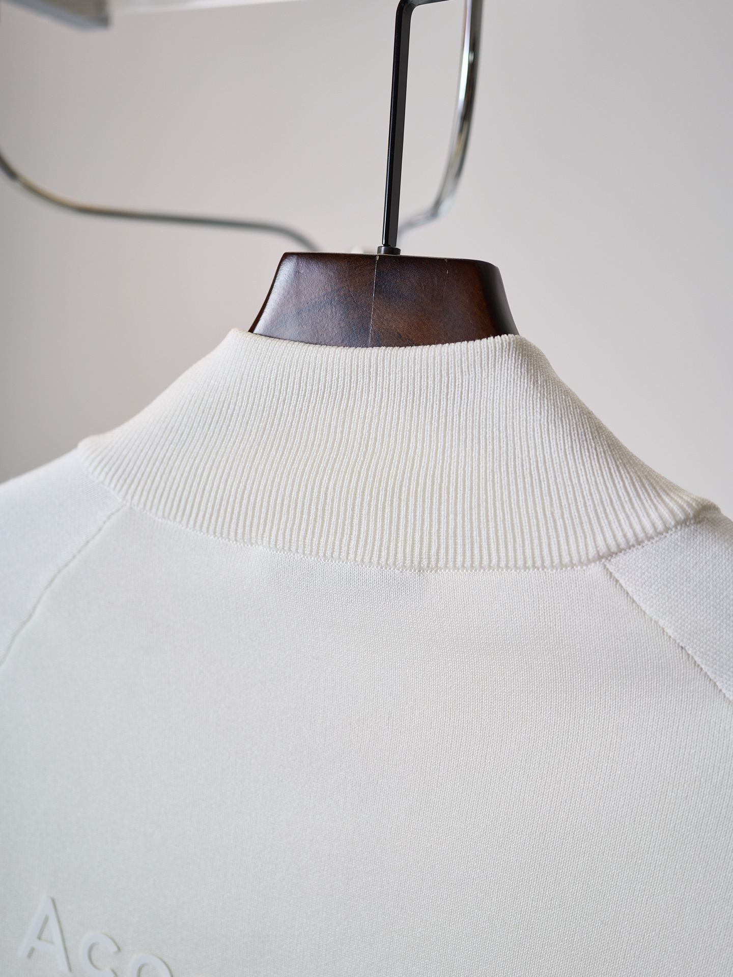 아크네(Acne studios) 실리콘 엠보 레더 집업 니트 가디건 의류