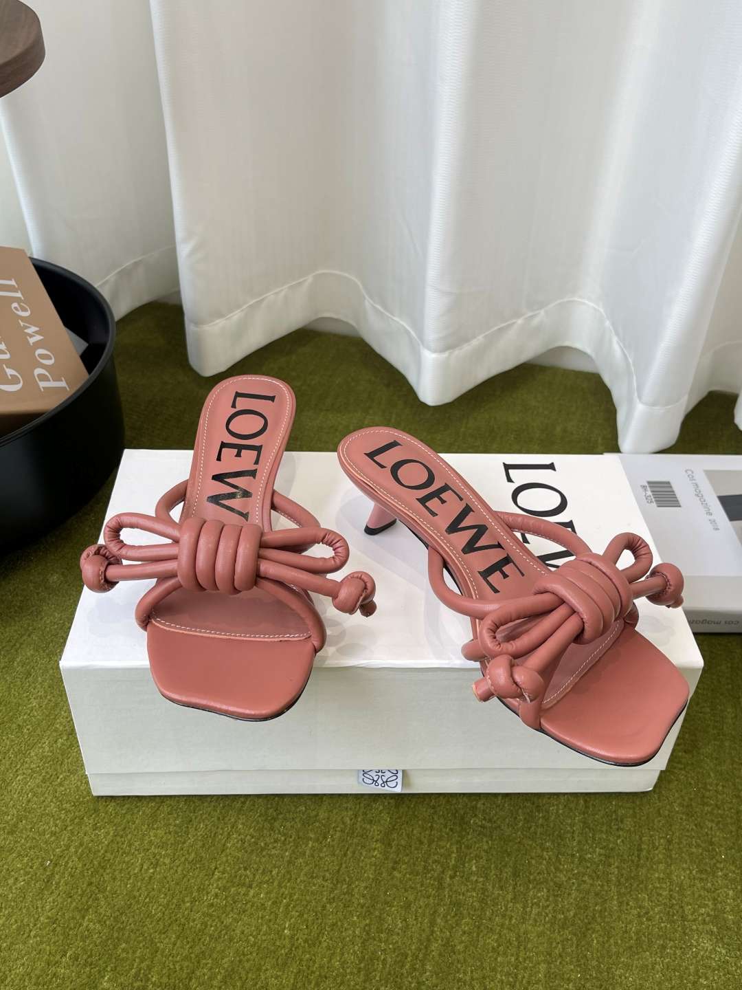 로에베(LOEWE) 리본 매듭 스트랩 미들힐 신발