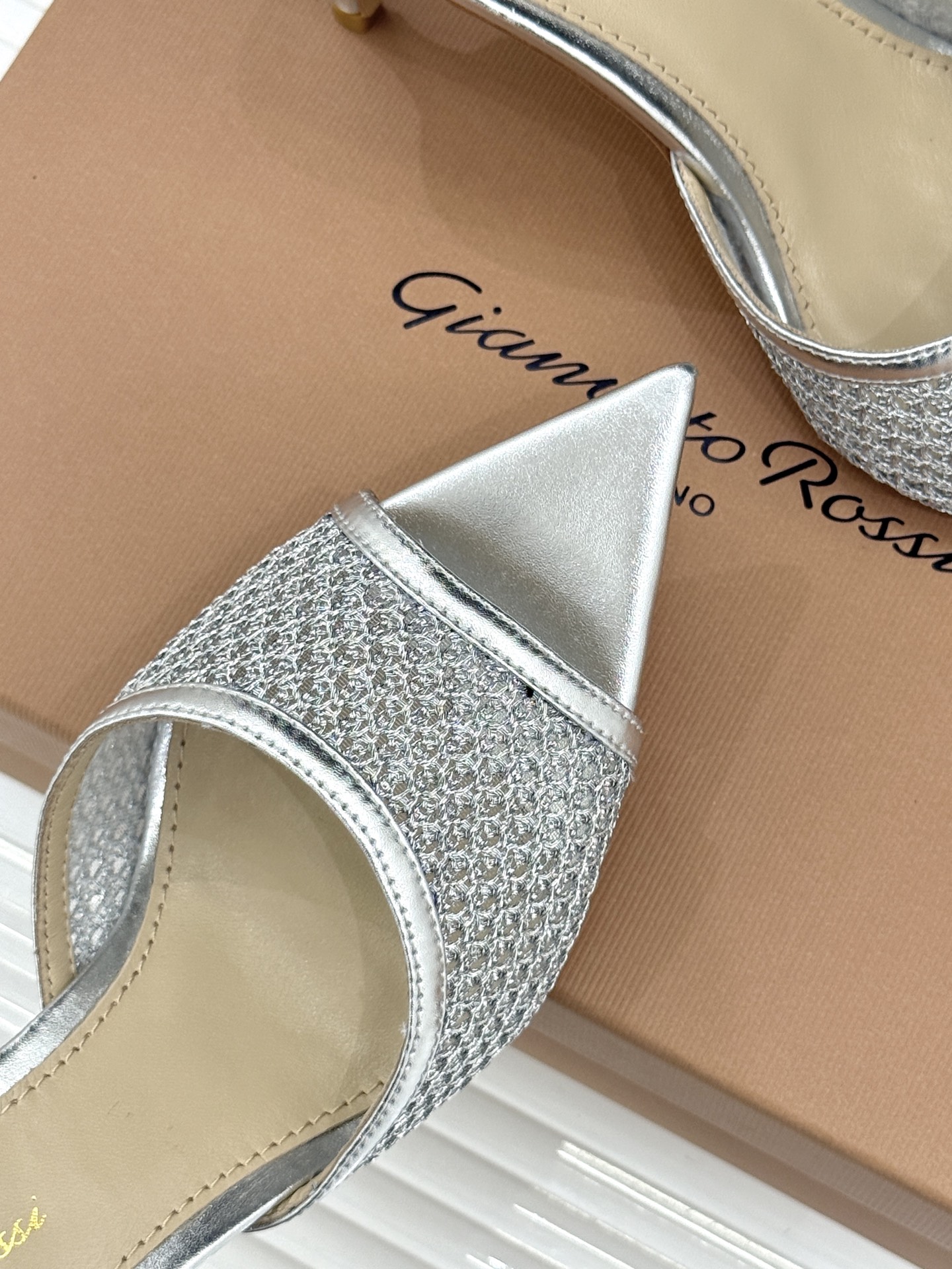 잔비토 로시(Gianvito Rossi) 미니멀 포인티드 힐 슬리퍼 신발
