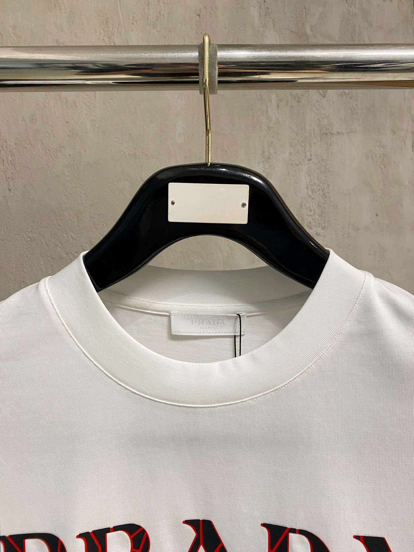 프라다(PRADA) 밀라노 로고 그래픽 프린트 반팔 티셔츠 상의 의류