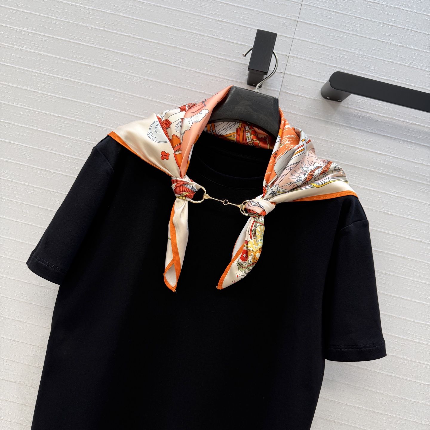 [Hermès] 에르메스 26SS 마안 버클 실크 스카프 프린팅 반팔 티셔츠