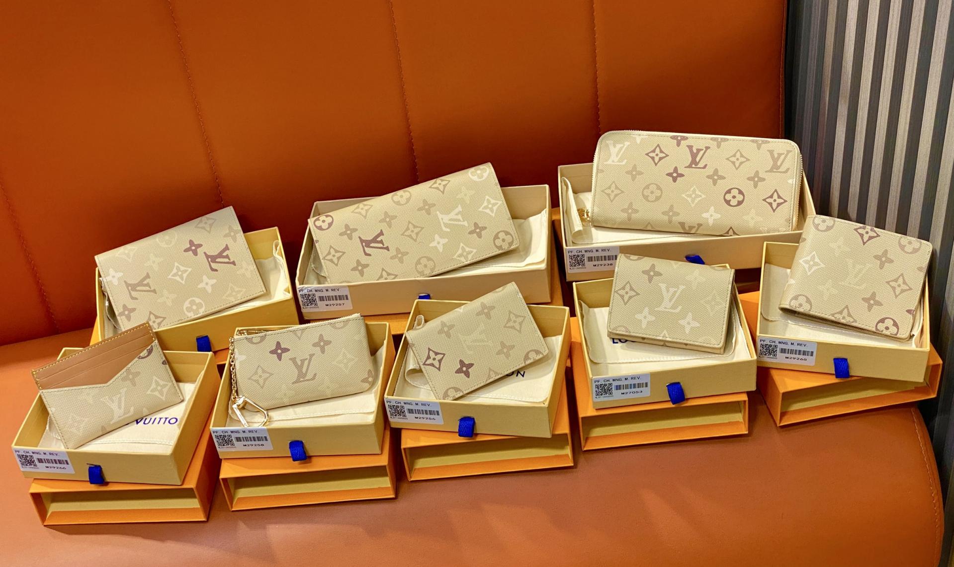 [Louis Vuitton] LV 루이비통 모노그램 서플러스 트리플 카드 홀더 (에이프리콧 그레이) 지갑