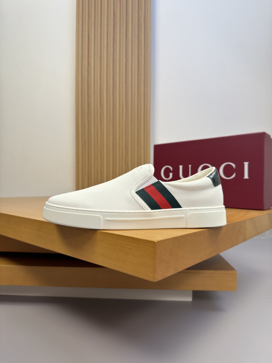 [Gucci] 구찌 스톤 엠보스 레더 믹스 스니커즈 슬립온 신발