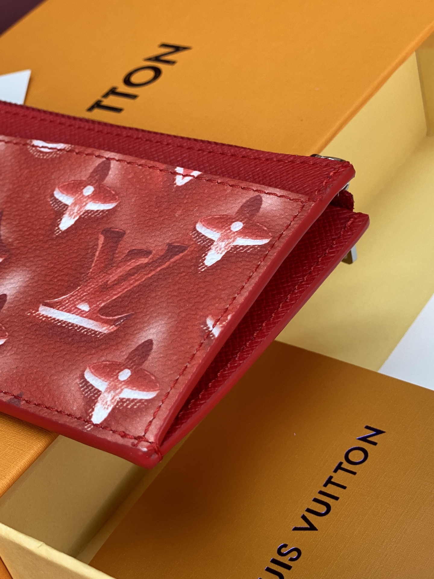 [Louis Vuitton] LV 루이비통 타이카 모노그램 코인 카드 홀더 (코튼 레드) 지갑