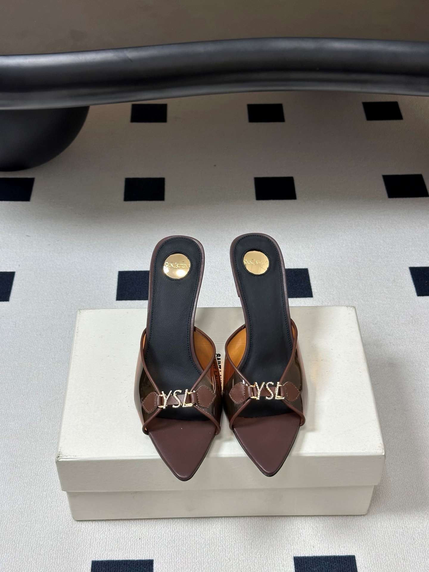 생로랑(SAINT LAURENT) 라인스톤 포인티드토 힐 신발