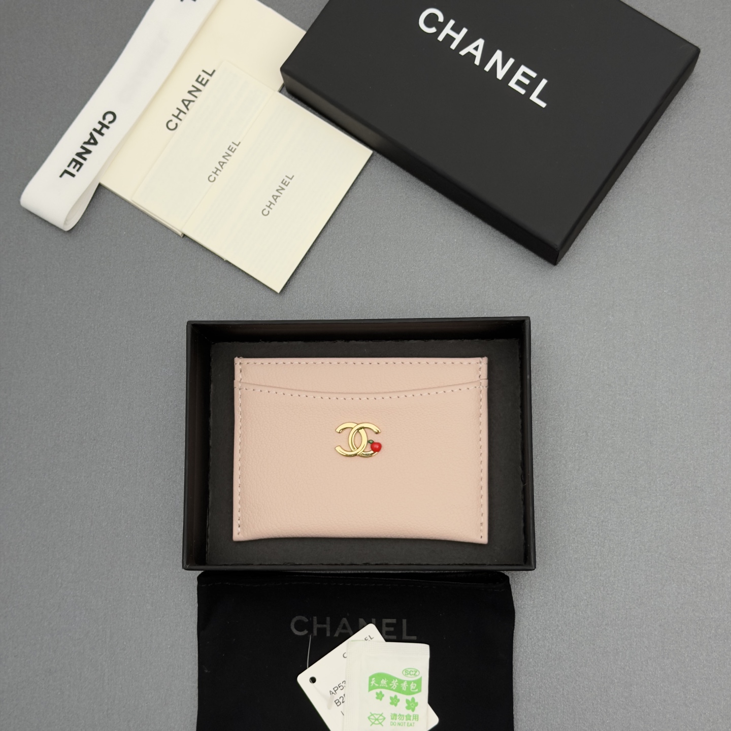 [Chanel] 샤넬 메탈 로고 레더 카드 지갑