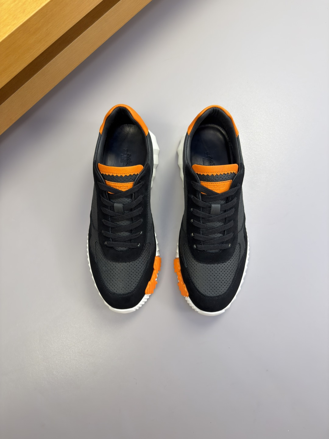 [Hermes] 에르메스 타공 나파 레더 스니커즈 신발