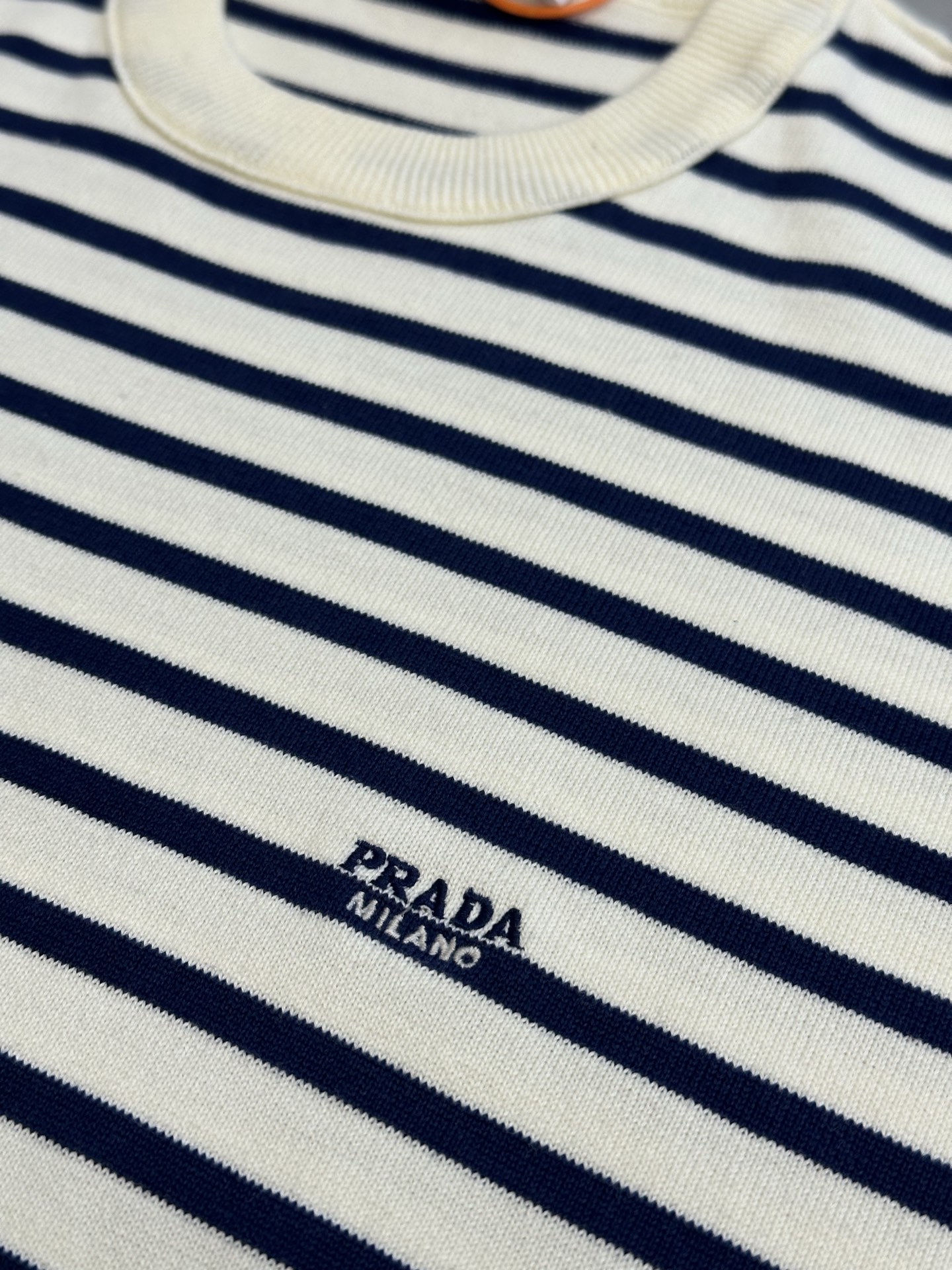 프라다(PRADA) 자수 스트라이프 니트 반팔 티셔츠 의류