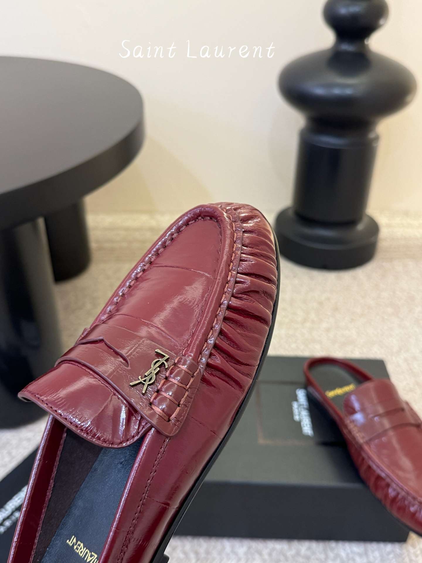 생로랑(SAINT LAURENT) 카프 레더 페니 백리스 로퍼 신발