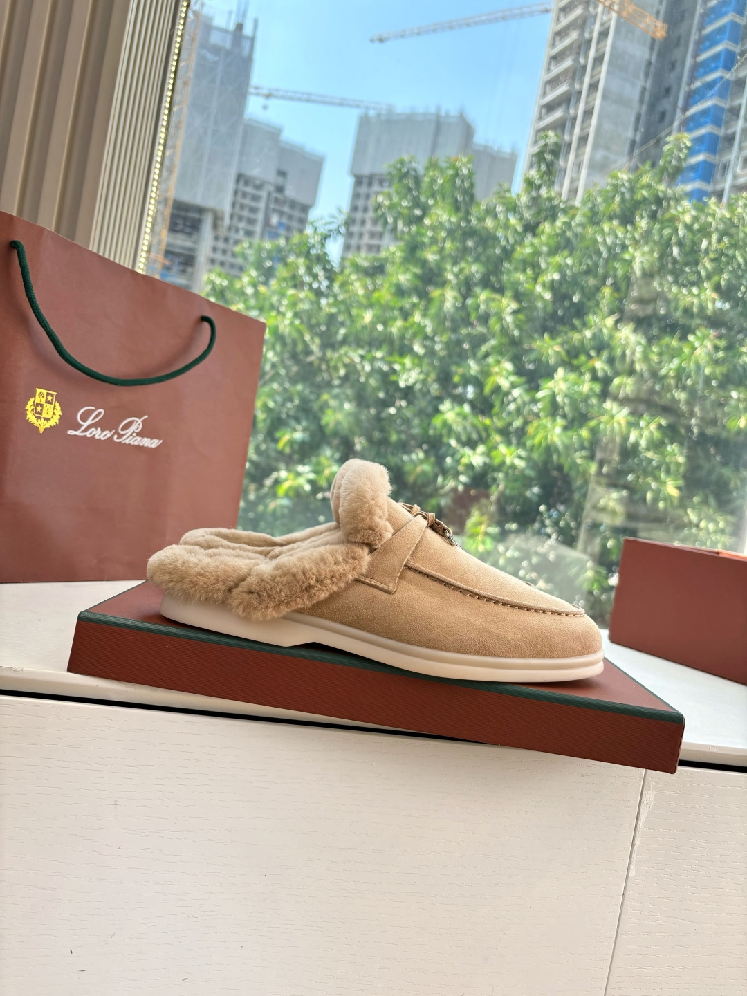 로로피아나(Loro Piana) 커플 퍼 트리밍 스웨이드 뮬 슬리퍼 신발